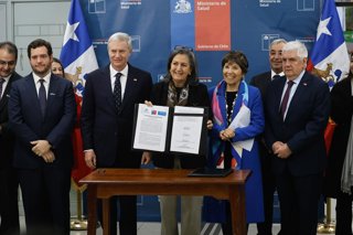 Santiago, 14 de Agosto de 2026.  El Presidente de la Republica, Jose Antonio Kast, junto a la ministra de Salud, May Chomali, anuncia convenio entre el Ministerio de Salud, Fonasa y Caja de los Andes para atender a pacientes en lista de espera.  Diego