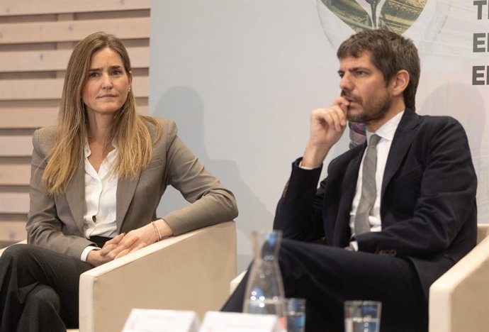 Archivo - La vicepresidenta tercera del Gobierno y ministra para la Transición Ecológica y el Reto Demográfico, Sara Aagesen, y el ministro de Cultura, Ernest Urtasun