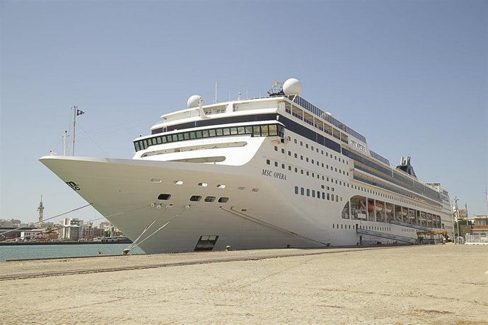El crucero MSC Opera en una escala en el Puerto de Cádiz. ARCHIVO.