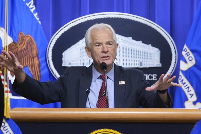 Archivo - Arquivo - 4 de maio de 2026, Washington, Distrito de Columbia, EUA: O procurador-geral interino dos EUA, Todd Blanche, e o diretor do Escritório de Política Comercial e Industrial da Casa Branca, Peter Navarro, falam sobre investigações antitrus