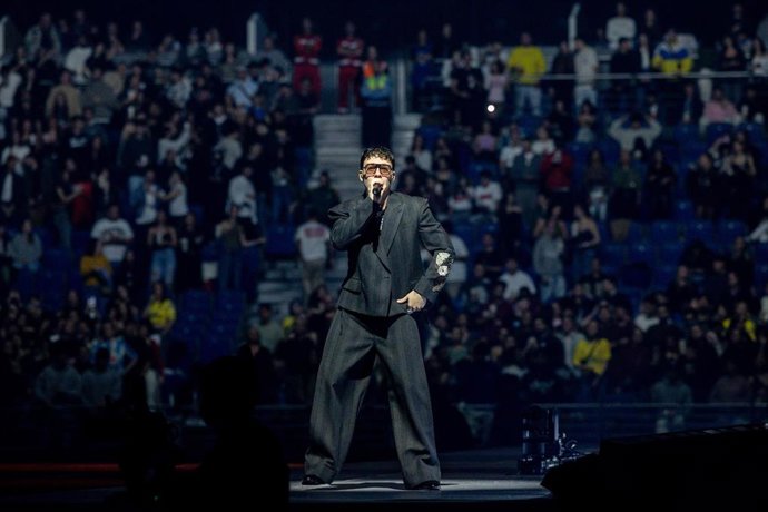 Archivo - El cantante Quevedo, durante su concierto, en el Movistar Arena, a 17 de febrero de 2025, en Madrid (España). 