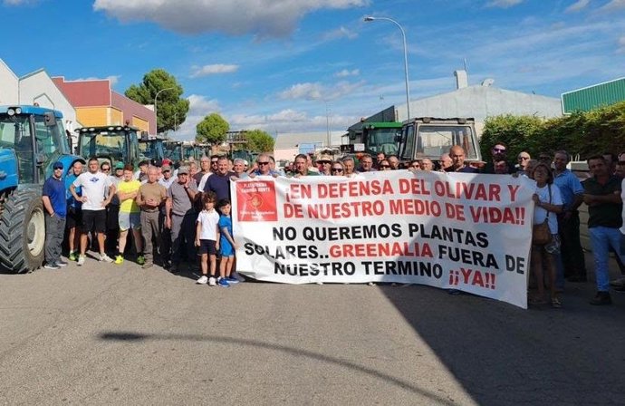 Archivo - Concentración en Lopera contra la planta solar/Archivo