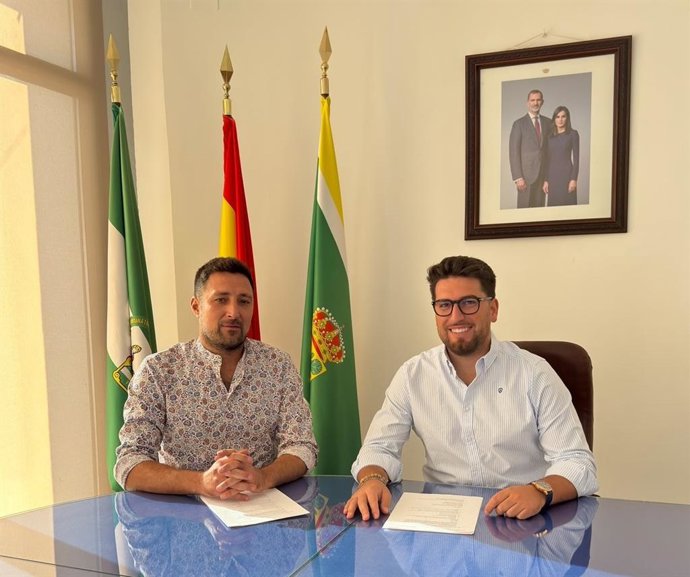 El alcalde de Higuera de la Sierra, Mario Domínguez,en la firma del preacuerdo.
