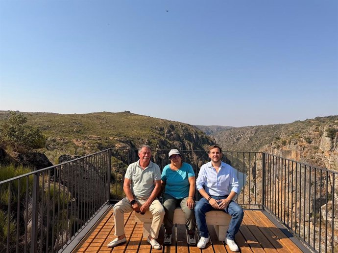 El diputado por Sayago, José Ignacio Isidro; el vicepresidente primero de la Diputación, Víctor López; y la alcaldesa de Villardiegua, María Luisa Pablo, en el asiento del mirador