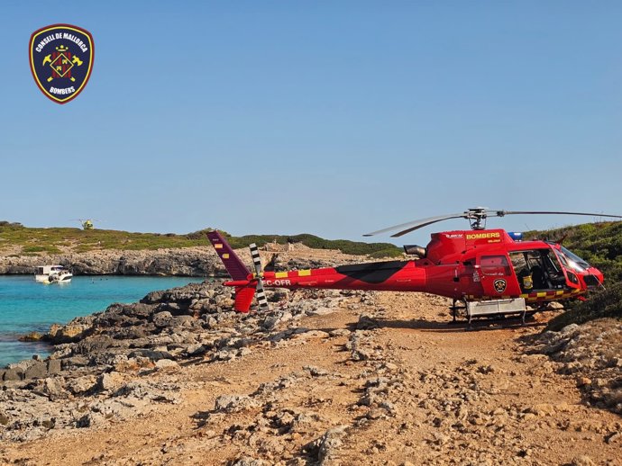 El helicóptero de los Bomberos de Mallorca, en cala Varques. 