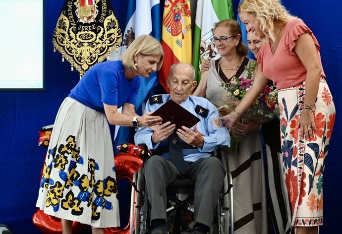 La alcaldesa de Jerez de la Frontera, María José García-Pelayo, en el acto de homenaje al bombero jubilado Pedro Serrano Duarte