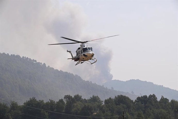 Helicóptero durante las labores de extinción de un incendio forestal, a 14 de agosto de 2026, en Las Peñas de Riglos, Hoya de Huesca, Huesca, Aragón (España). El incendio declarado a las 12.37 de este lunes en las Peñas de Riglos (Huesca) ha calcinado ya 