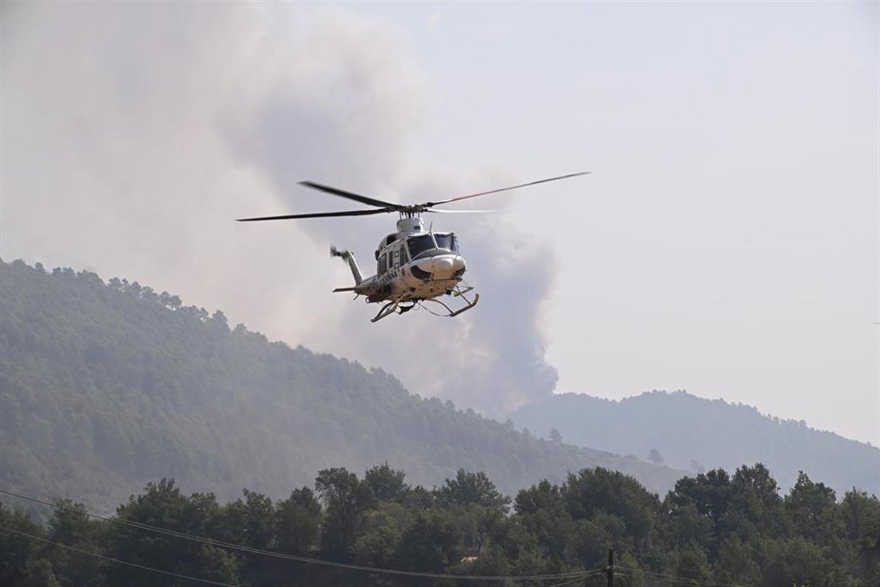 Helicóptero durante las labores de extinción de un incendio forestal, a 14 de agosto de 2026, en Las Peñas de Riglos, Hoya de Huesca, Huesca, Aragón (España). El incendio declarado a las 12.37 de este lunes en las Peñas de Riglos (Huesca) ha calcinado ya 