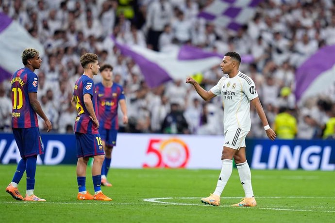 Archivo - El delantero francés del Real Madrid Kylian Mbappé durante El Clásico de la temporada 2025-26 en el Santiago Bernabéu.