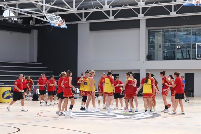 Las jugadoras de la selección española durante un entrenamiento en Madrid
