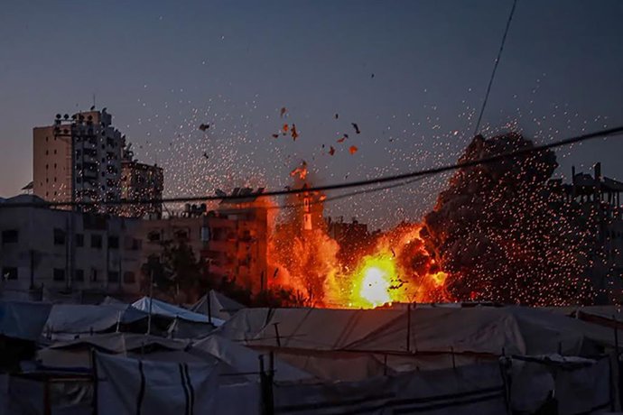 29 de julho de 2026, Yamouk, Gaza, Território Palestino: Um ataque aéreo israelense atinge a mesquita Al-Muttaqin e edifícios adjacentes no bairro de Yarmouk, em Gaza.