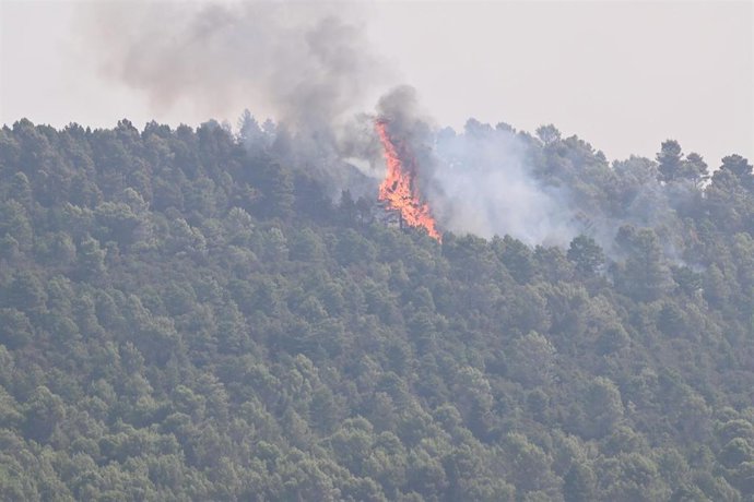 Llamas y humo durante las labores de extinción de un incendio forestal, a 14 de agosto de 2026, en Las Peñas de Riglos, Hoya de Huesca, Huesca, Aragón (España). El incendio declarado a las 12.37 de este lunes en las Peñas de Riglos (Huesca) ha calcinado y