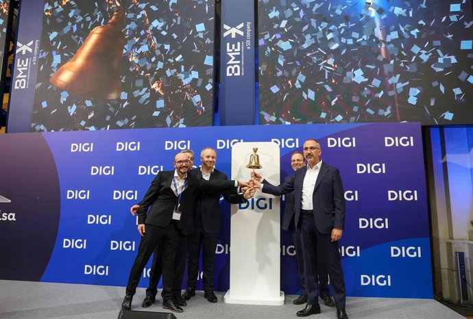 El consejero delegado de DIGI, Marius Varzaru (d), durante la celebración del tradicional acto del toque de campana con motivo del debut de la compañía de telecomunicaciones Digi en la Bolsa española.