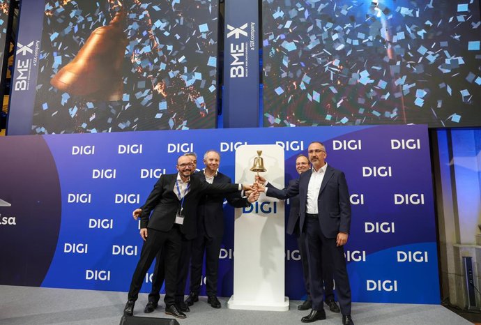 El consejero delegado de DIGI, Marius Varzaru (d), durante la celebración del tradicional acto del toque de campana con motivo del debut de la compañía de telecomunicaciones Digi en la Bolsa española.