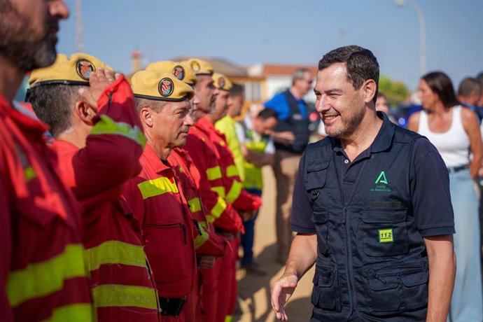 El presidente de la Junta de Andalucía, Juanma Moreno, durante su visita al PMA del incendio de Niebla. 