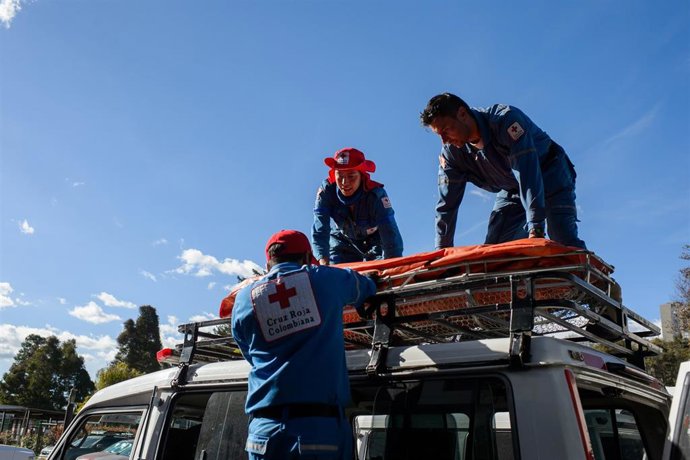 Miembros de la Cruz Roja colombiana desplegados por el terremoto de 7,4 registrado en el noroeste del país