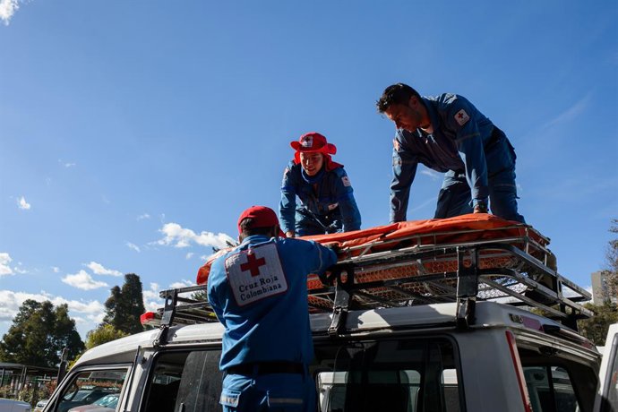 10 de agosto de 2026, Bogotá, Distrito da Cidade de Bogotá, Colômbia: Membros da Cruz Vermelha Colombiana se preparam para partir em missões de assistência a Pereira e ao Chocó, após um terremoto de magnitude 7,4 ter atingido a Colômbia em 10 de agosto de