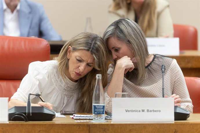 Archivo - (I-D )La vicepresidenta segunda y ministra de Trabajo y Economía Social, Yolanda Díaz, y la portavoz de Sumar en el Congreso, Verónica Barbero, durante una reunión, en el Congreso de los Diputados, a 23 de marzo de 2026, en Madrid (España).