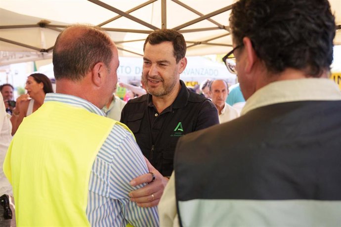 El presidente de la Junta de Andalucía, Juanma Moreno, durante su visita al PMA del incendio de Niebla.