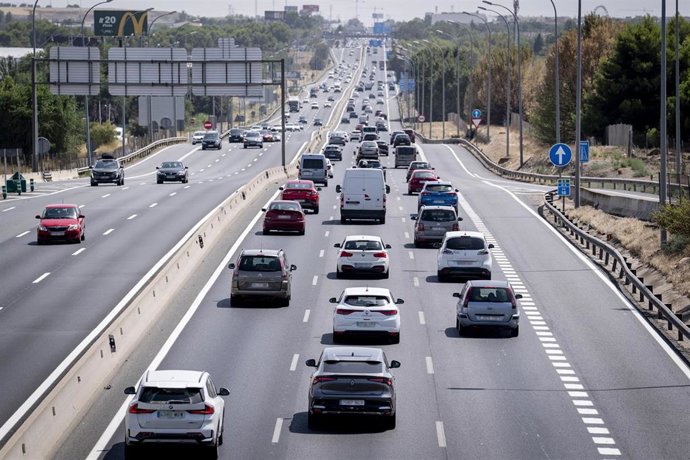 Numerosos vehículos circulan por la A4, a 14 de agosto de 2026, en Madrid (España).