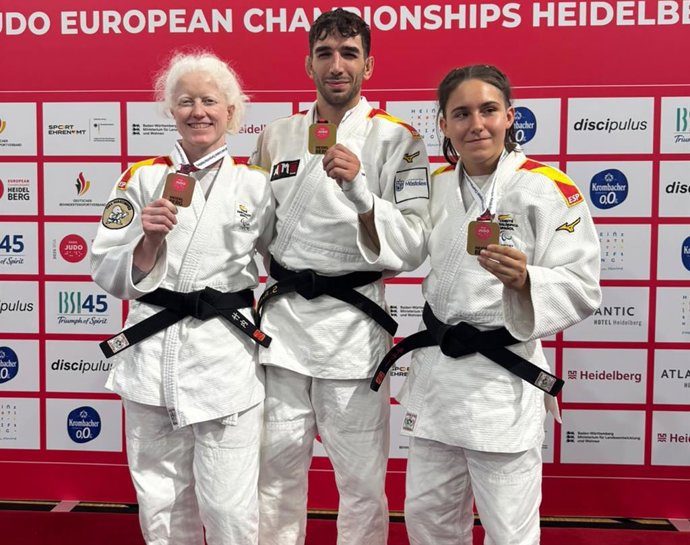 De izda a dcha: Marta Arce, Sergio Ibáñez y María Manzanero con sus medallas en el Europeo 2026