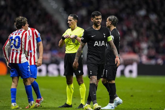 Archivo - Cristian Romero durante el Atlético de Madrid-Tottenham de la Liga de Campeones 25-26