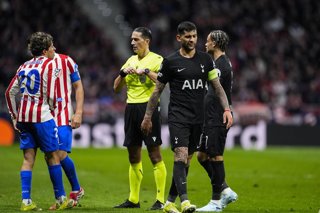 Archivo - Cristian Romero of Tottenham Hotspur see the yellow card during the UEFA Champions League 2025/26 Round of 16 First Leg match between Atletico de Madrid and Tottenham Hotspur at Riyadh Air Metropolitano on March 10, 2026, in Madrid, Spain.