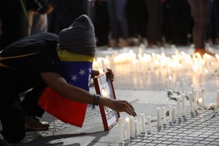 Archivo - 08 August 2024, Venezuela, Caracas: A protester lights candles during a vigil for the freedom of political prisoners called for by opposition leader Corina Machado. Photo: Pedro Rances Mattey/dpa