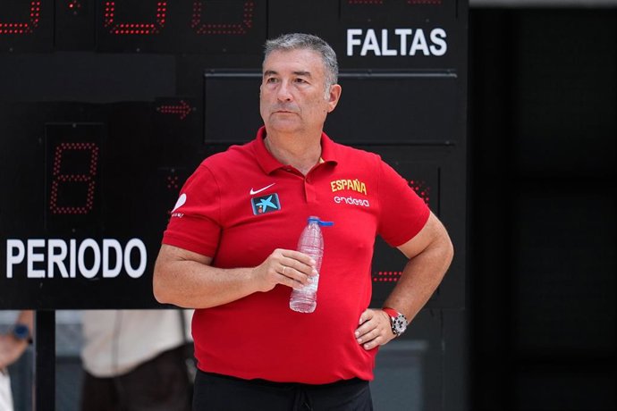 El seleccionador nacional femenino de baloncesto Miguel Méndez