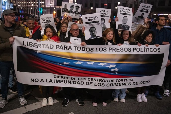 (Foto de ARCHIVO)  Decenas de personas durante una manifestación a favor de los presos políticos y el cierre de los centros de tortura venezolanos, a 31 de enero de 2026, en Madrid (España). La movilización, ha sido convocada por Alianza Ciudadana por la