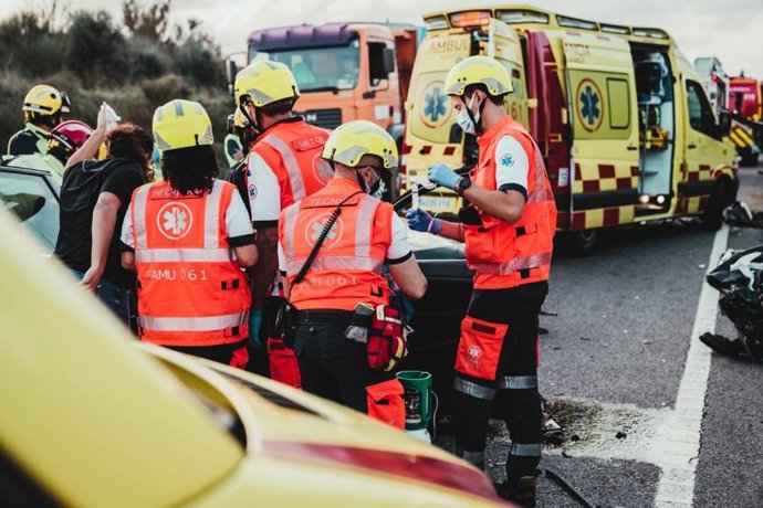 Archivo - Profesionales del SAMU 061 en Baleares atendiendo una emergencia.