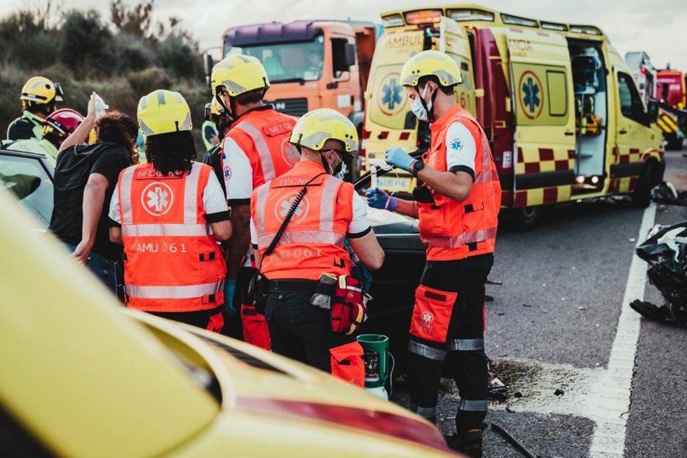 Archivo - Profesionales del SAMU 061 en Baleares atendiendo una emergencia.