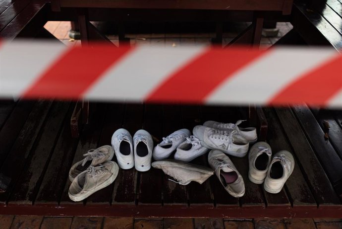 Archivo - Zapatos de los alumnos que quedaron en el lugar de los hechos tras un tiroteo masivo en un colegio en Tailandia