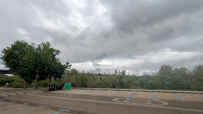 Archivo - Cielos nubosos.