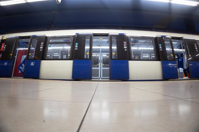 Archivo - Andén de la estación de Metro de Barrio del Puerto , a 8 de julio de 2024, en Coslada, Madrid (España).