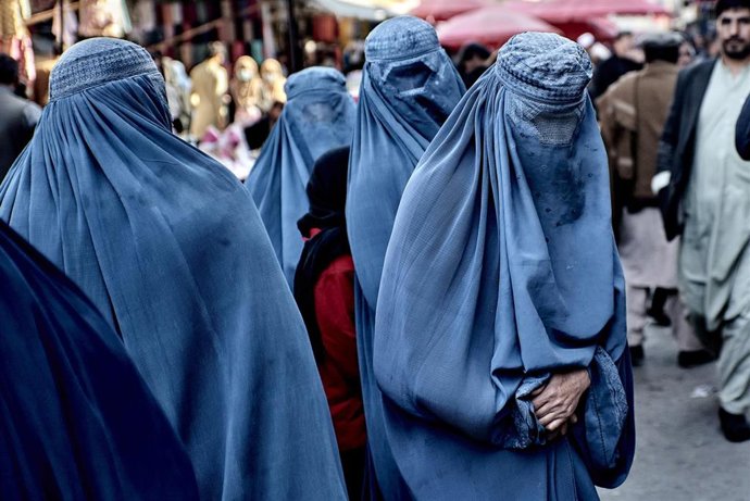 Archivo - Mujeres en un mercado en Kabul, Afganistán