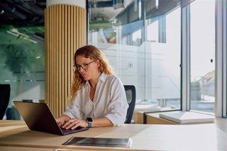 Archivo - Oficina, mujer trabajando.