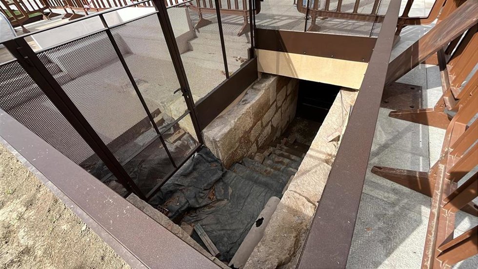Entrada al refugio aéreo de la Plaza Cervantes de Alcalá de Henares