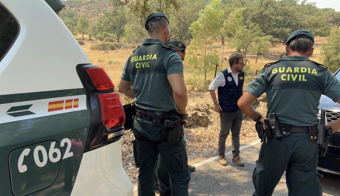 Efectivos del Gobierno en el incendio declarado en Niebla (Huelva).