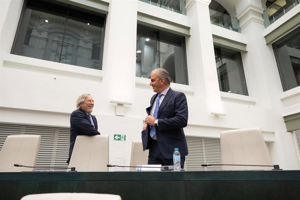 Los exconcejales de Vox Ignacio Ansaldo Adriaensens y Javier Ortega Smith (d), durante una sesión ordinaria del Pleno municipal, en el Palacio de Cibeles