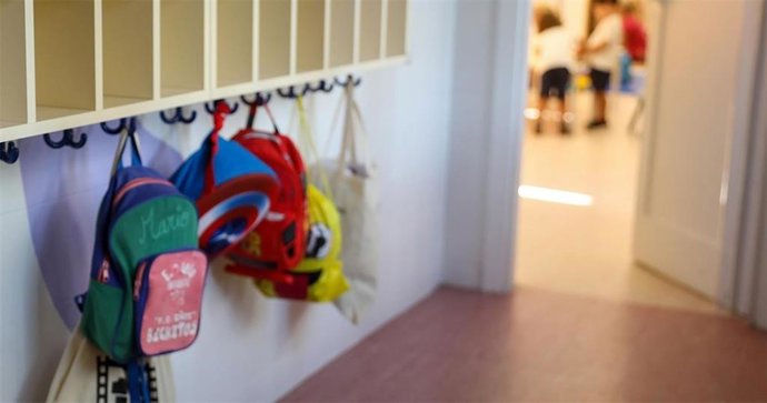Archivo -  Mochilas colgadas en un aula de Infantil