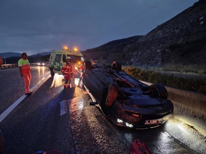 Tres trasladados al Hospital Tres Mares tras volcar un coche en la A-67 en Campoo de Enmedio