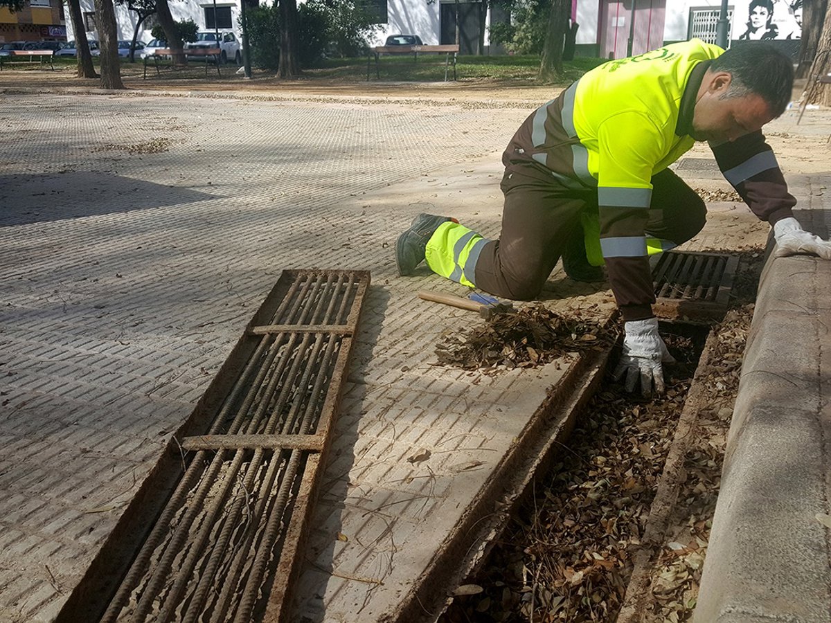 El municipio de Murcia se prepara para las lluvias con la limpieza de 38.000 imbornales