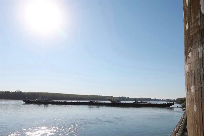 Uma barcaça no rio Danúbio, perto da usina nuclear de Paks