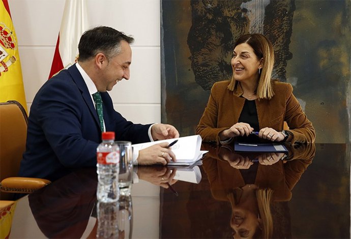 Archivo - ARCHIVO. La presidenta de Cantabria, María José Sáenz de Buruaga, reunida con el alcalde de Piélagos, Carlos Caramés.