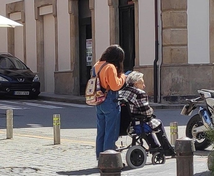 Archivo - Una mujer en una silla de ruedas