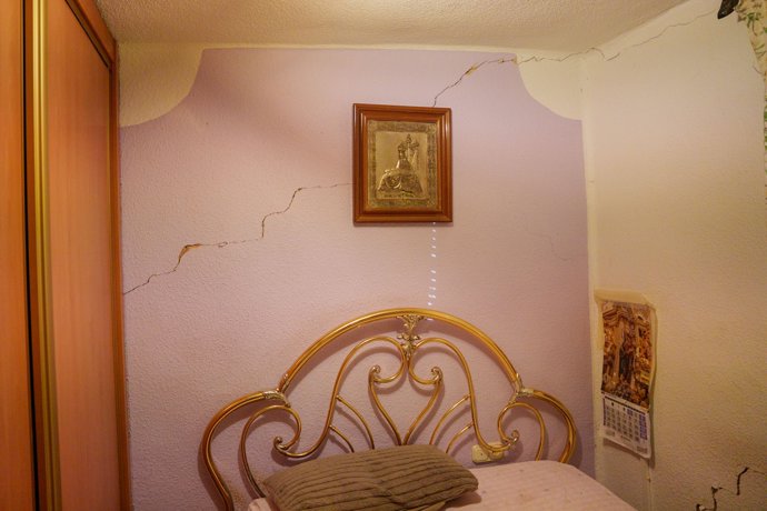 Daños en el interior de una casa por el terremoto de Granada