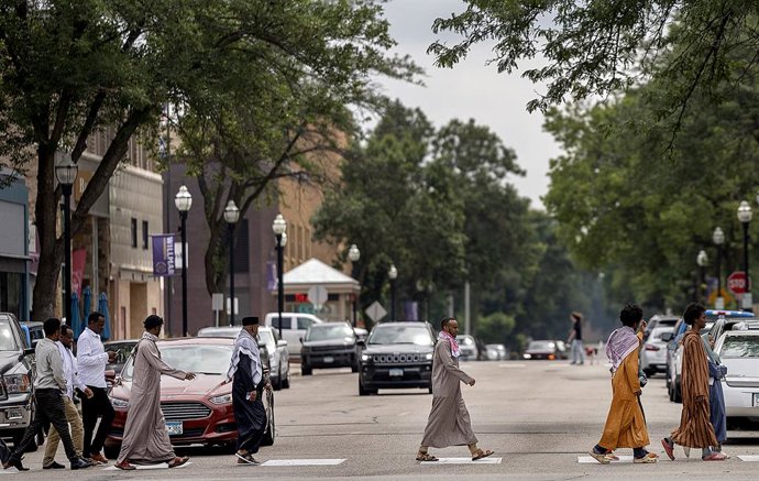 Archivo - Arquivo - 8 de agosto de 2025, Willmar, Mn - Minnesota, MN: Imigrantes somalis atravessam a rua após a oração no centro de Willmar, em Minnesota, na sexta-feira, 8 de agosto de 2025.