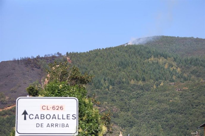 Columna de humo provocada por un incendio en Caboalles de Abajo.