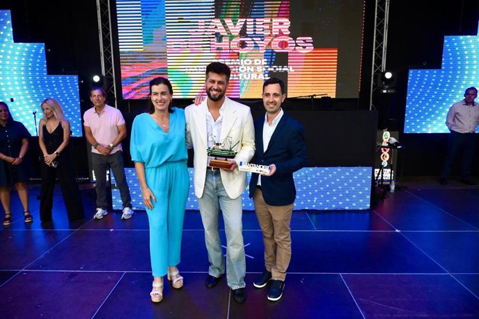 Momento de la entrega del Premio de Cultura a Javi Hoyos
